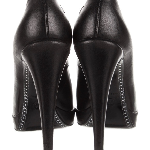 Chanel Interlocking CC Logo Leather Pumps 9 - Picture 2 of 11